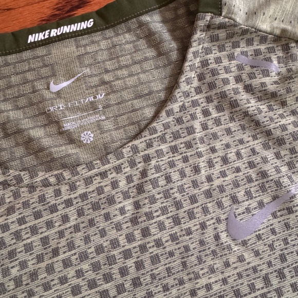 Nike Dri-Fit ADV Running Top  Shirt DM4753-326 Men's Slim Fit Size Light Olive - Picture 2 of 3